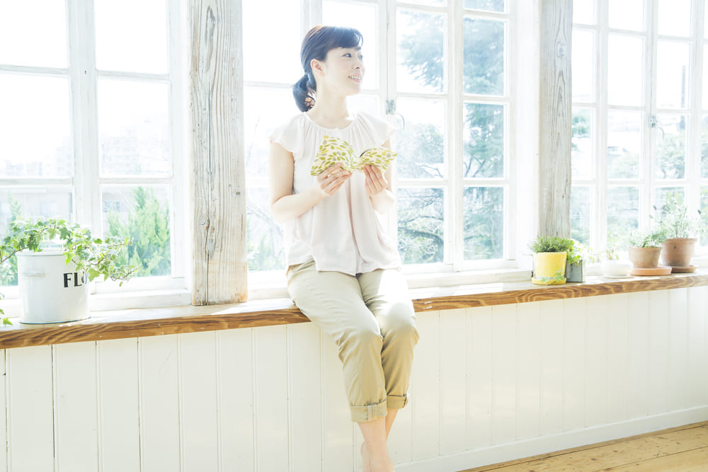 動画撮影する女性